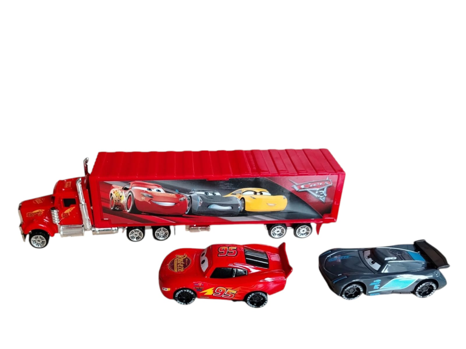 De la carretera a la pista: el combo perfecto de camión y autos - Image 7