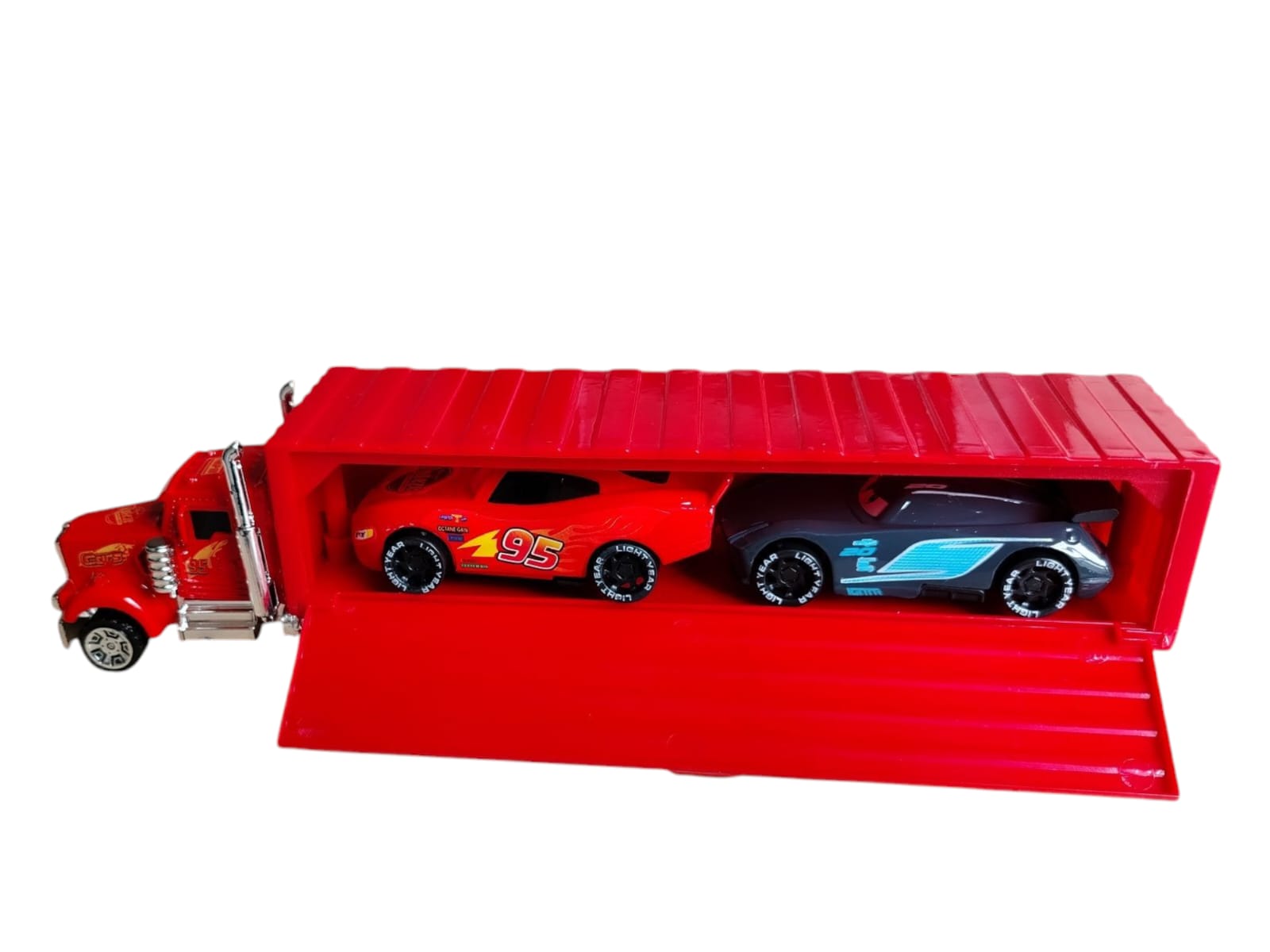 De la carretera a la pista: el combo perfecto de camión y autos - Image 3